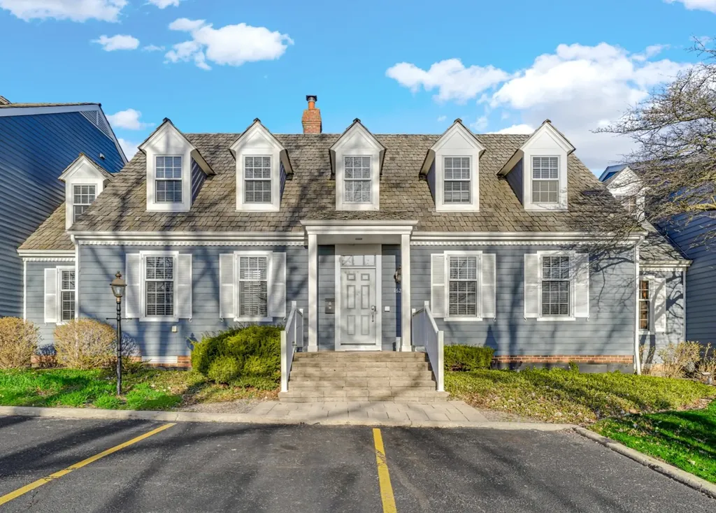 1624 West Colonial Parkway Inverness IL 60067