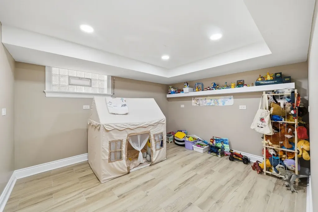 5810 West 64th Street Chicago IL 60638