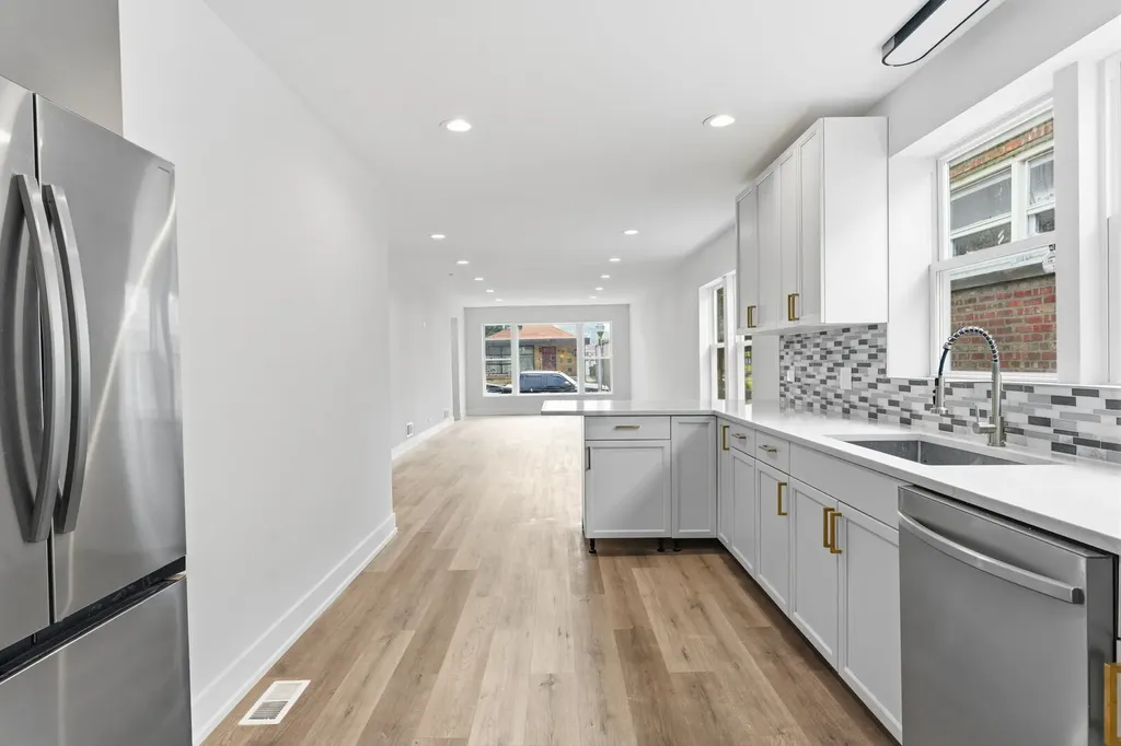 8820 South Ridgeland Avenue Chicago IL 60617