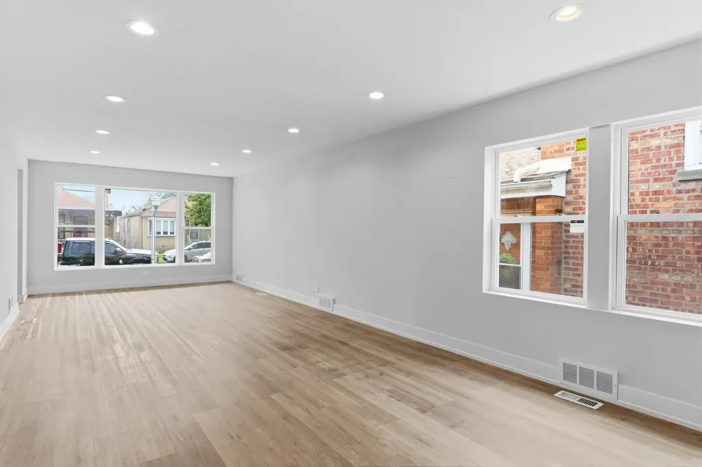 8820 South Ridgeland Avenue Chicago IL 60617