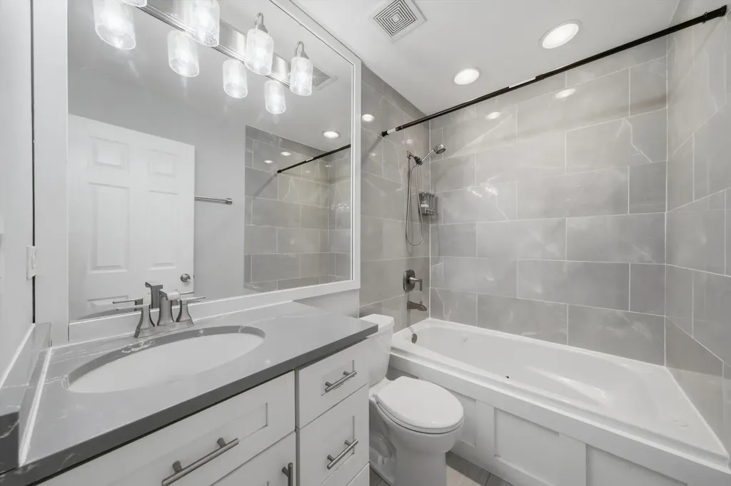 1046 Hampton Harbor Schaumburg IL 60193