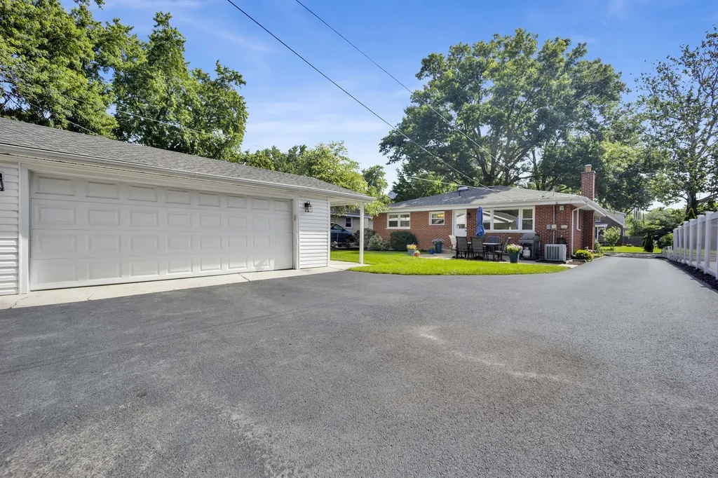 528 Kipling Court Wheaton IL 60187