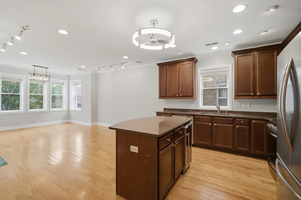 2449 West Foster Avenue Chicago IL 60625