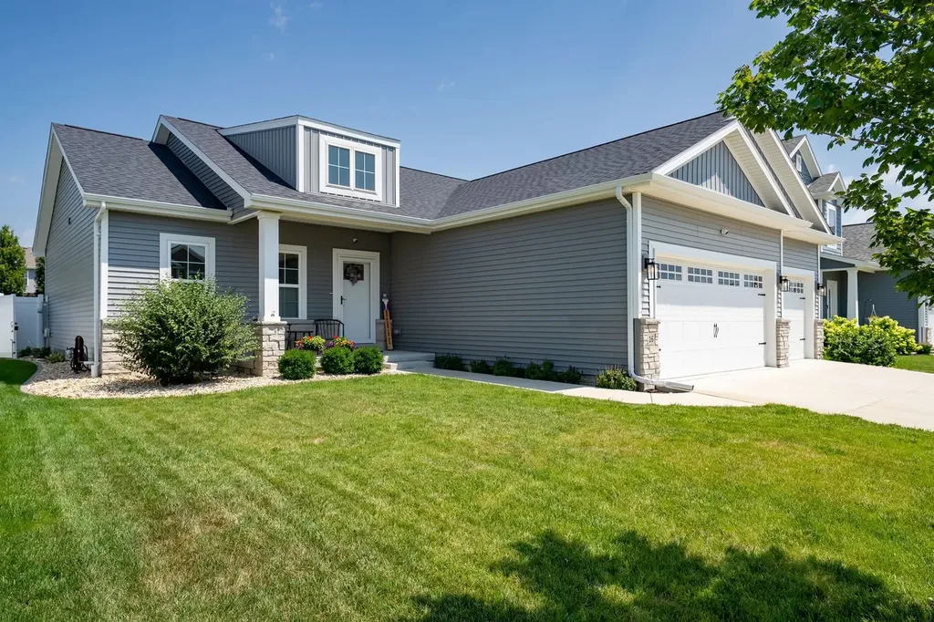 16 Stonehouse Court Bloomington IL 61705