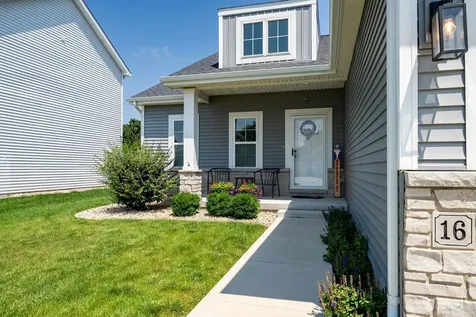 16 Stonehouse Court Bloomington IL 61705