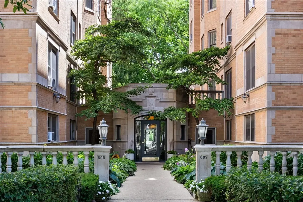 609 West Stratford Place Chicago IL 60657