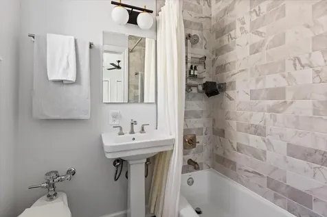 609 West Stratford Place Chicago IL 60657