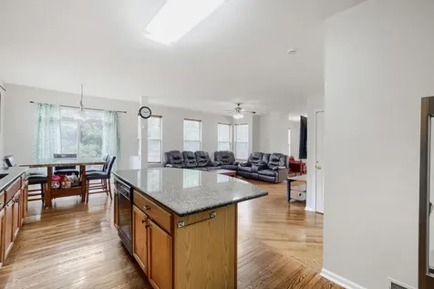16 Clover Circle Streamwood IL 60107