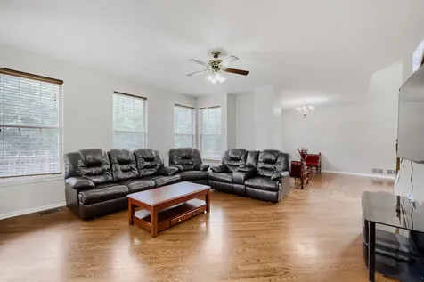 16 Clover Circle Streamwood IL 60107