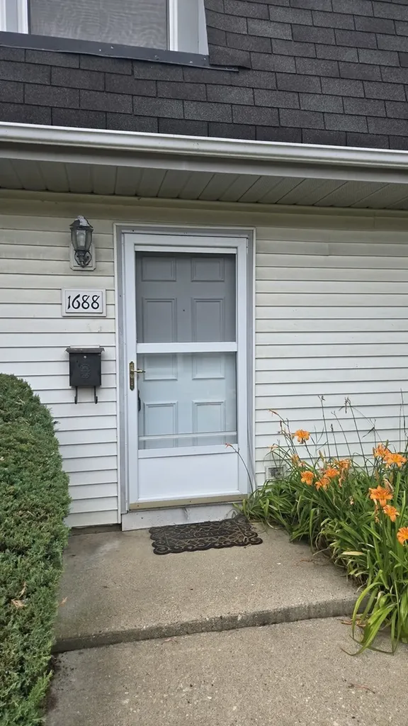 1688 Queensbury Circle Hoffman Estates IL 60169