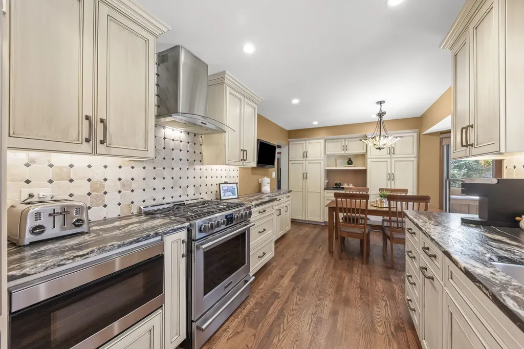27W118 Cove Lane Warrenville IL 60555