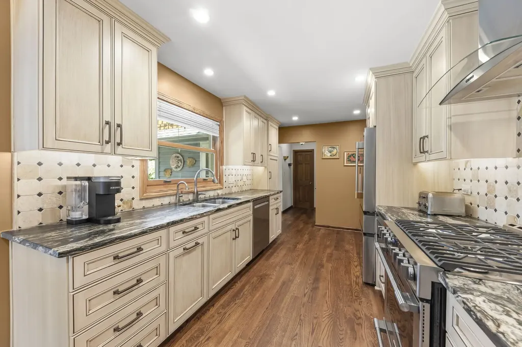 27W118 Cove Lane Warrenville IL 60555