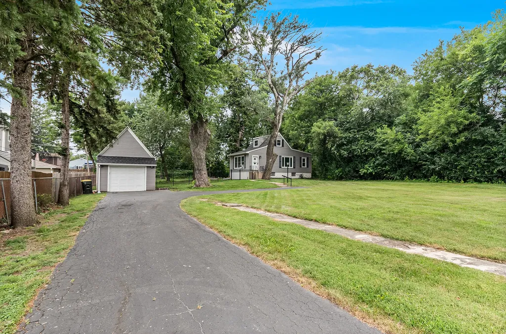 28 South Richmond Avenue Westmont IL 60559