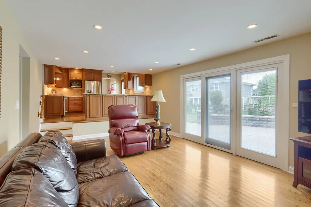 434 Timothy Court Schaumburg IL 60193