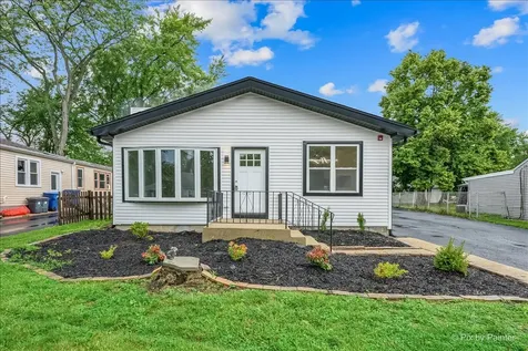 18172 West Twin Lakes Boulevard Grayslake IL 60030
