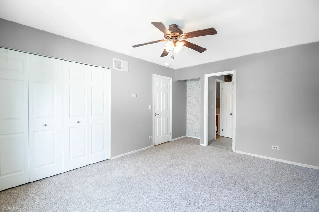 2122 Kensington Drive Schaumburg IL 60194