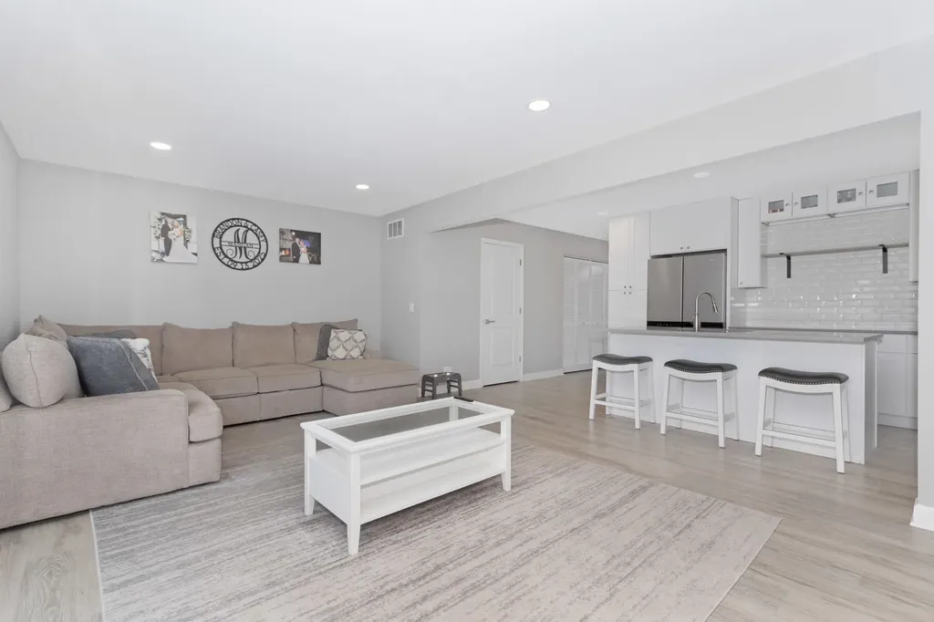 128 Farm Gate Lane Bolingbrook IL 60440