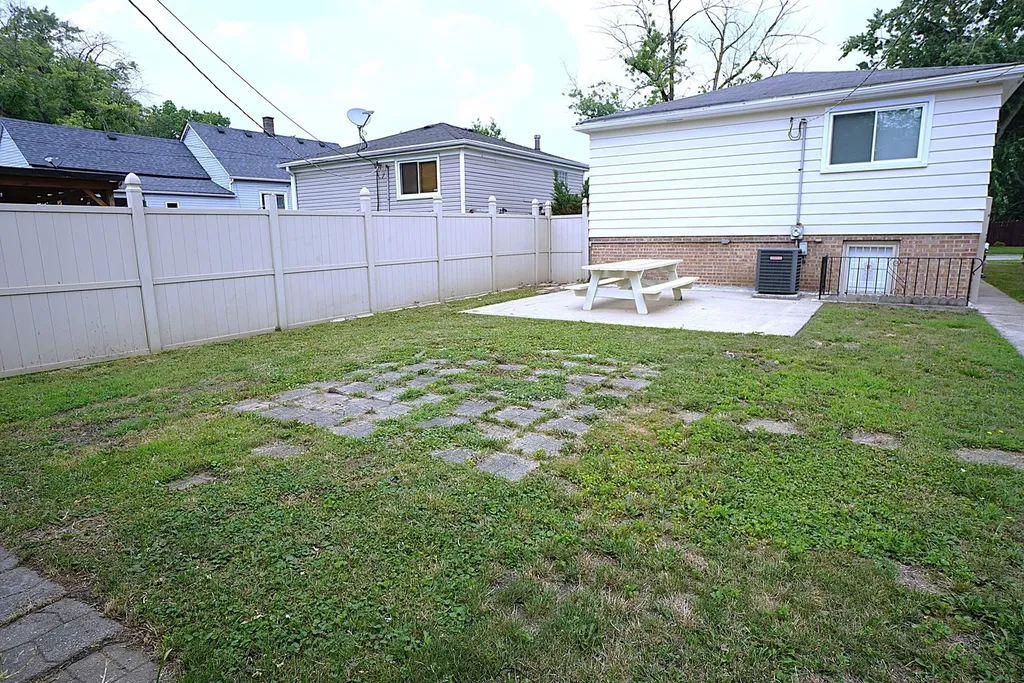 10508 South Bensley Avenue Chicago IL 60617