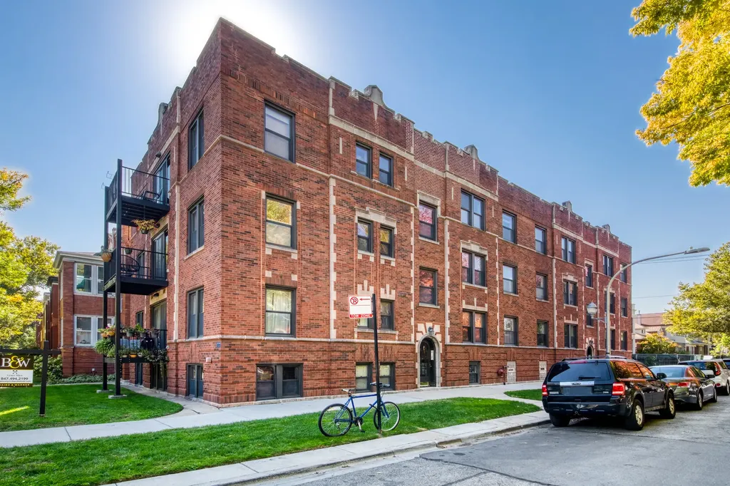 2211 West Winona Street Chicago IL 60625