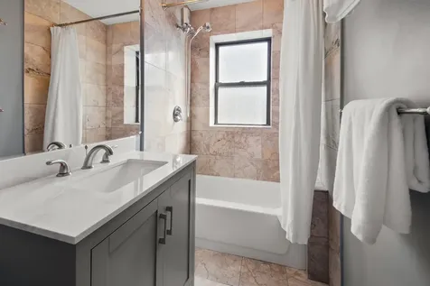 2211 West Winona Street Chicago IL 60625