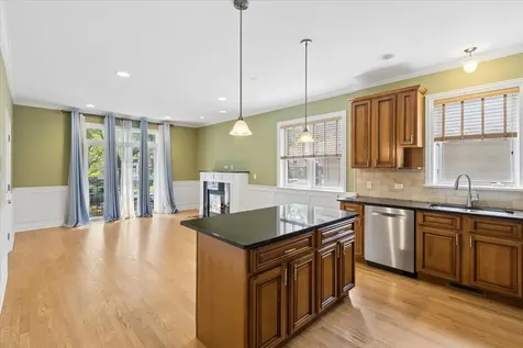 7246 North Oakley Avenue Chicago IL 60645
