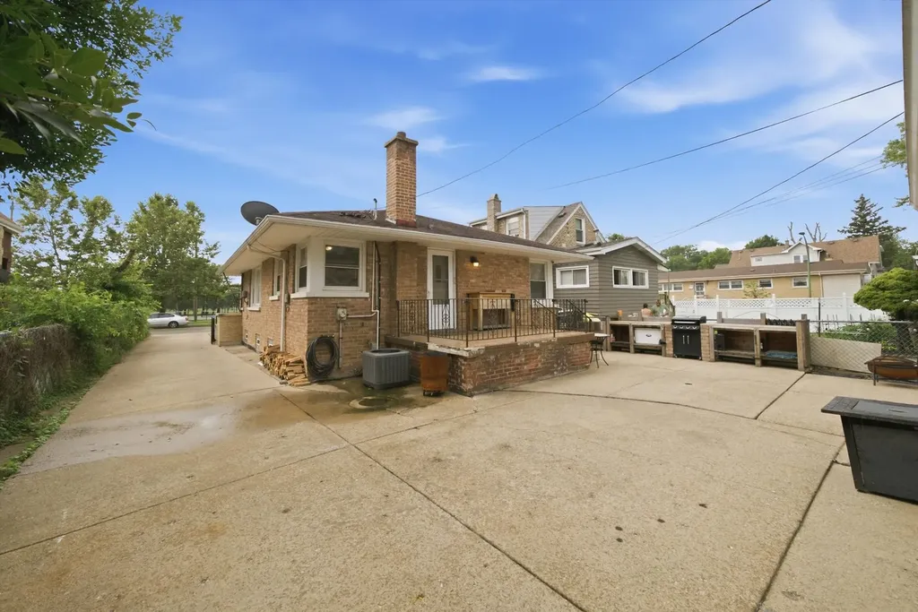 6152 West Wrightwood Avenue Chicago IL 60639