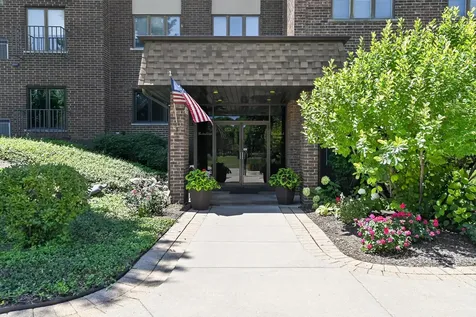 453 Raintree Drive Glen Ellyn IL 60137