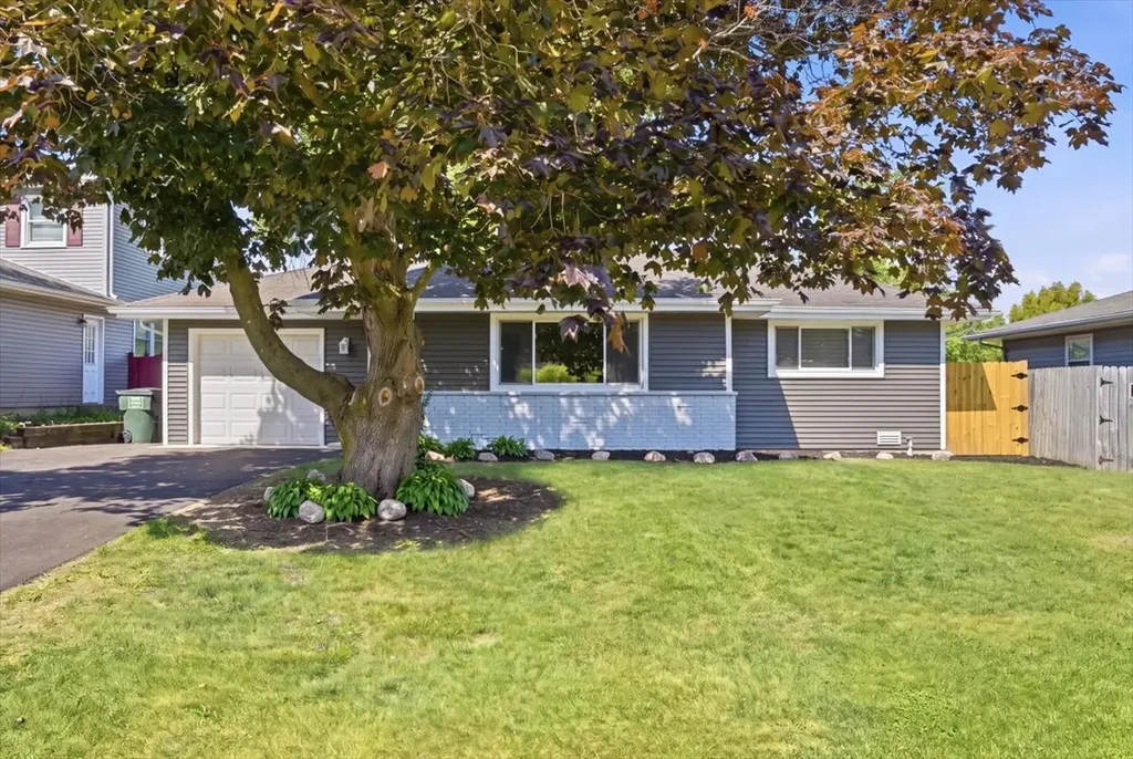 412 South Thornwood Drive Lindenhurst IL 60046