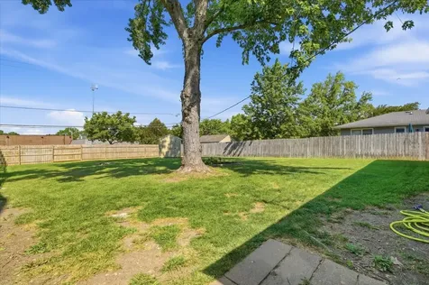 412 South Thornwood Drive Lindenhurst IL 60046