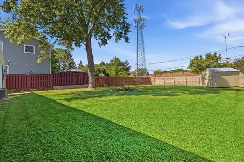 412 South Thornwood Drive Lindenhurst IL 60046