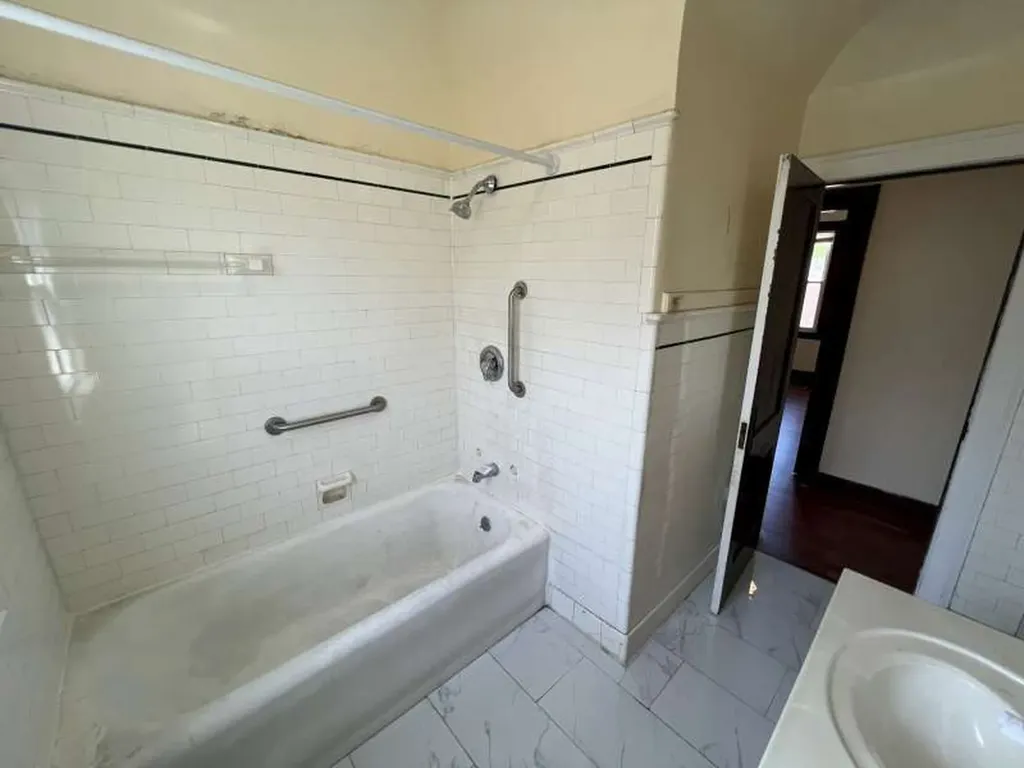 11039 South Wallace Street Chicago IL 60628