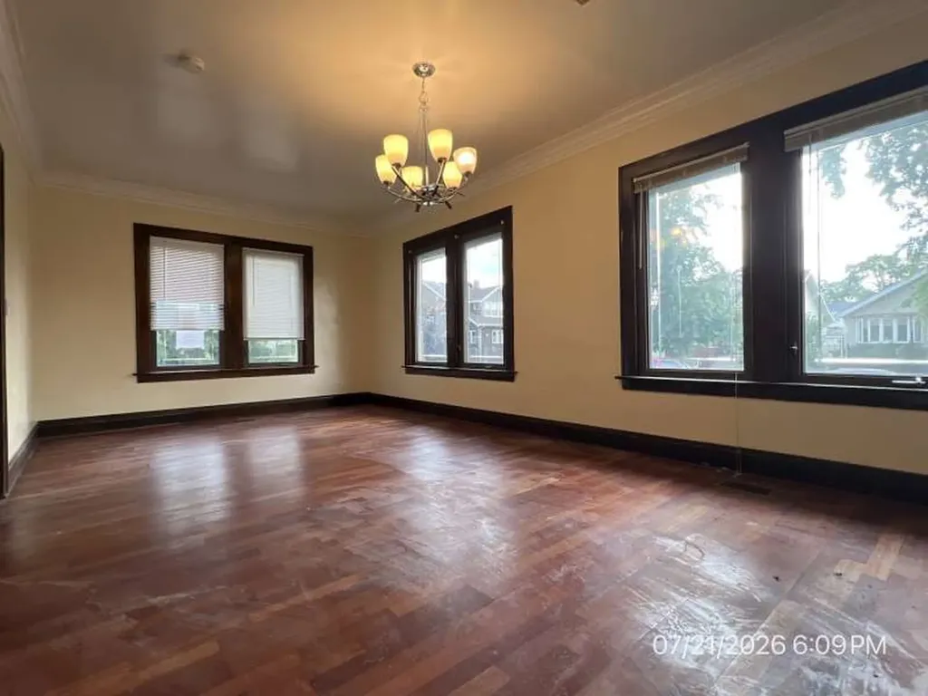 11039 South Wallace Street Chicago IL 60628