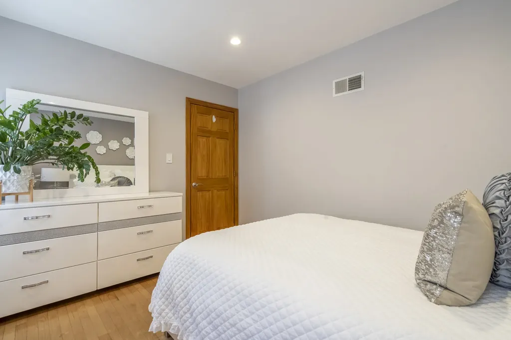4833 North Moody Avenue Chicago IL 60630