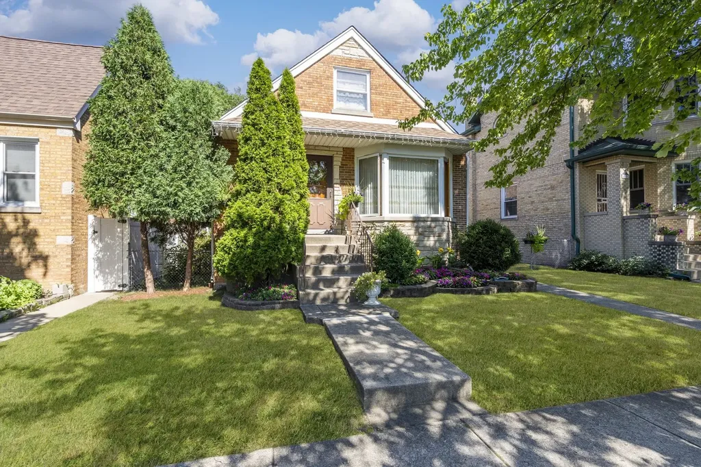 4833 North Moody Avenue Chicago IL 60630