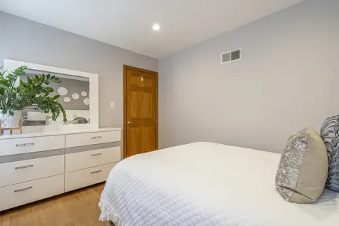 4833 North Moody Avenue Chicago IL 60630