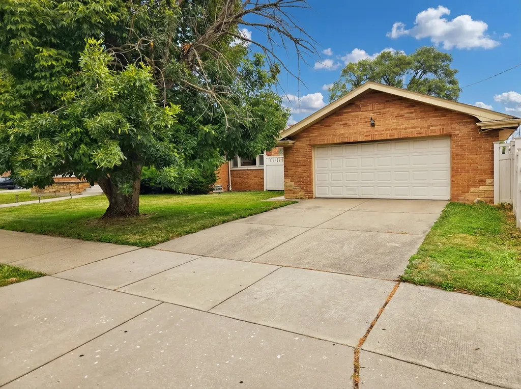 8059 South Sawyer Avenue Chicago IL 60652