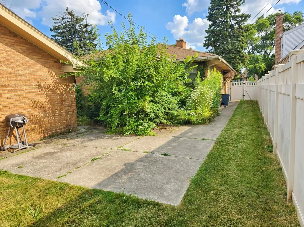 8059 South Sawyer Avenue Chicago IL 60652