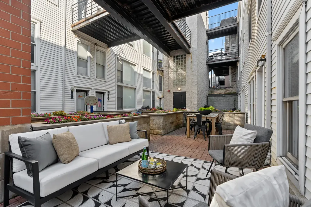 2843 North Lincoln Avenue Chicago IL 60657