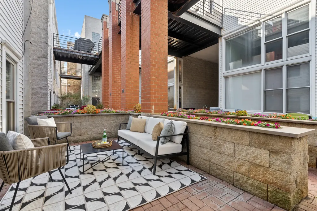 2843 North Lincoln Avenue Chicago IL 60657