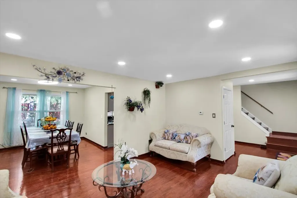 628 Primrose Lane Schaumburg IL 60194
