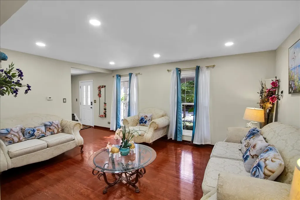 628 Primrose Lane Schaumburg IL 60194