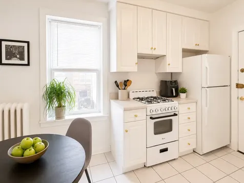 654 West Oakdale Avenue Chicago IL 60657