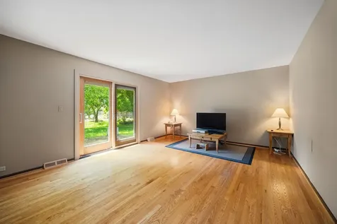 2218 North Williamsburg Street Arlington Heights IL 60004