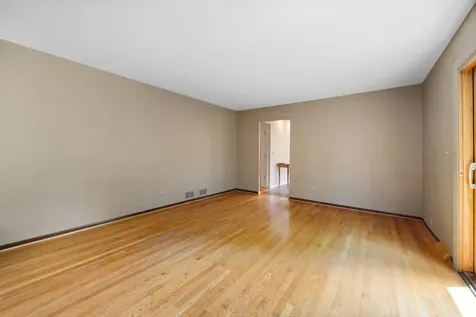 2218 North Williamsburg Street Arlington Heights IL 60004