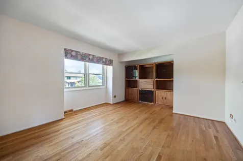 2218 North Williamsburg Street Arlington Heights IL 60004