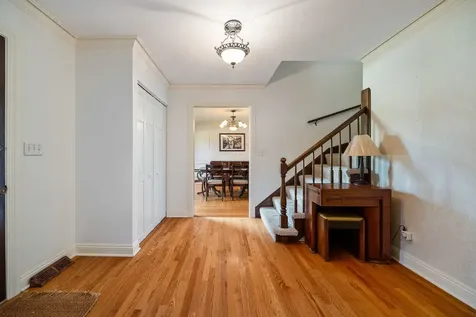 2218 North Williamsburg Street Arlington Heights IL 60004