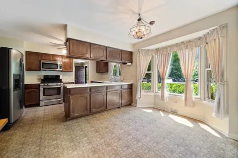2218 North Williamsburg Street Arlington Heights IL 60004