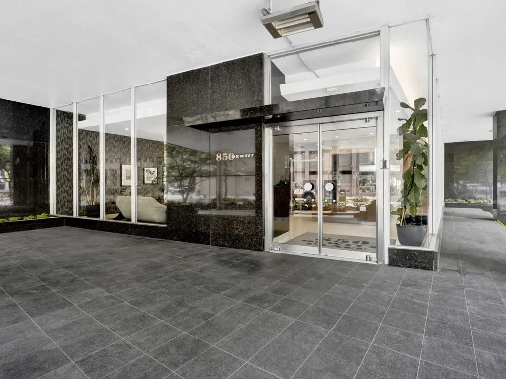 850 North Dewitt Place Chicago IL 60611