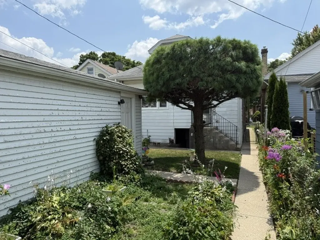 5330 West Melrose Street Chicago IL 60641