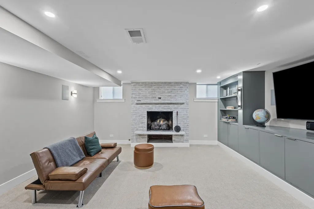 6133 North Lenox Avenue Chicago IL 60646